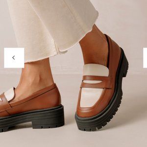 EUC ALOHAS SVEGAN MASK VEGAN LEATHER BROWN AND WHITE CHUNKY LOAFERS FLATS